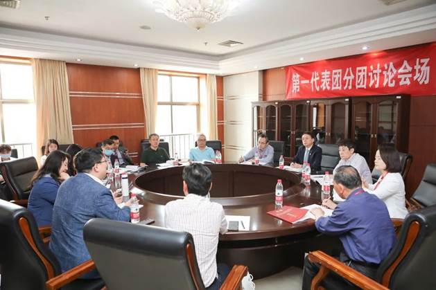yl6776永利集团教代会代表在学校第七届教职工代表大会暨第十三届工会会员代表大会第五次会议上建言献策